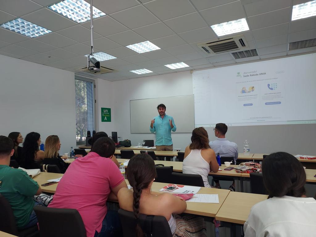 isabarnar's tweet photo. El prestigio de la radio frente a la desinformación, por Rafael Latorre, en los #cursosdeverano de la @UNIAuniversidad https://t.co/hKVXStI9Zt