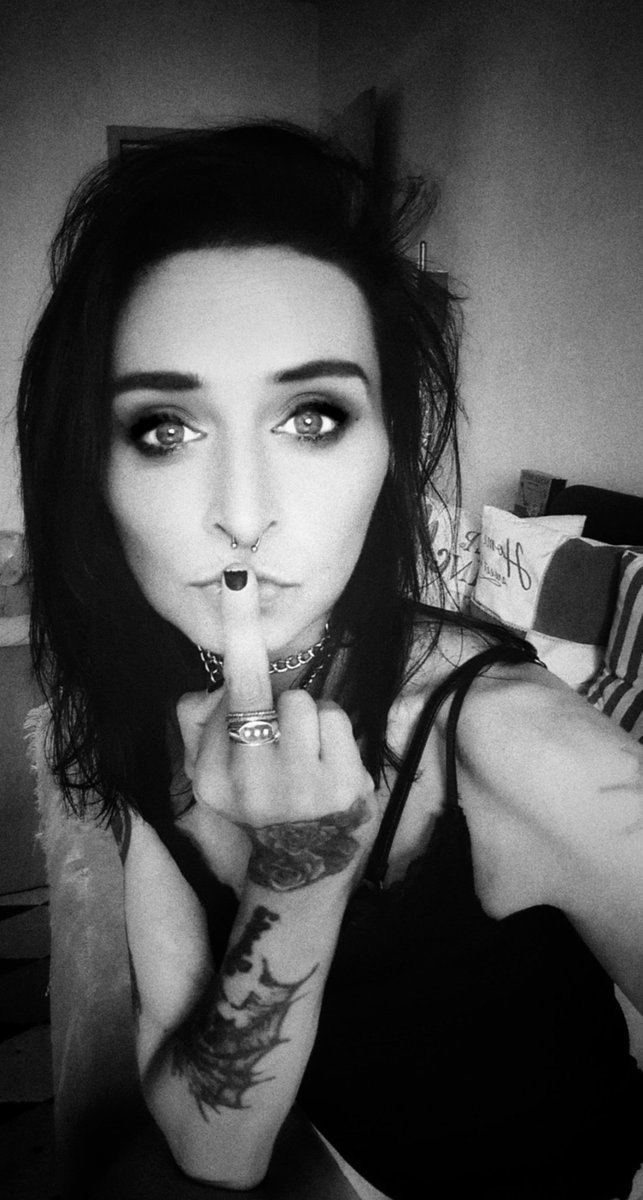 NxExNxi's tweet photo. Mahlzeit ihr verrückten 🖤 ☀️
Erstmal einen gelungenen #Mittelfingermittwoch & #HighHeelsWednesday gewünscht 🖤😉
Der geht heute an alle die uns immer auslachen wenn uns ein Nagel abbricht 🤣 Verdammt ey, hoffe die Wirkung vom Mittelfinger trägt Früchte 😁
Der Rest steht für alle negativen Dinge 🖤
Hab's schick und bleibt anständig 😘
#wednesdaythought #bdsm #photography #AssWednesday #needyWednesday
#Poxymittwoch #HigjHeels #nylonsandheels #Kaffeesex
#ZöpfchenMittwoch