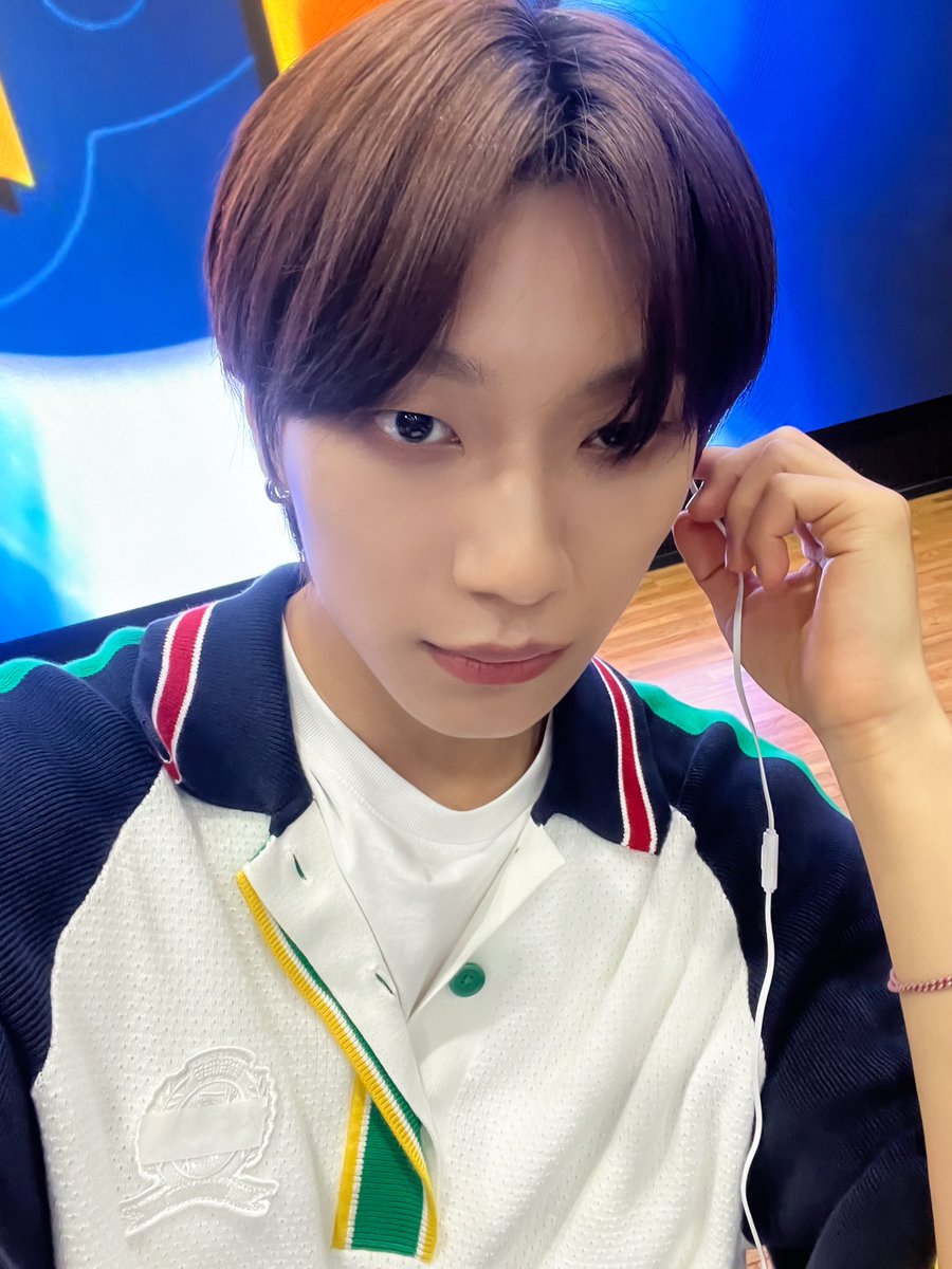 [📷][#For_BLEE]

#BLITZERS EP4 팬사인회 비하인드 포토 #1 공개📸

블리처스 힘들겠다
하루 종일 블리 머릿속 돌아다니느라😂
 
#블리처스
#SUPERPOWER #슈퍼파워