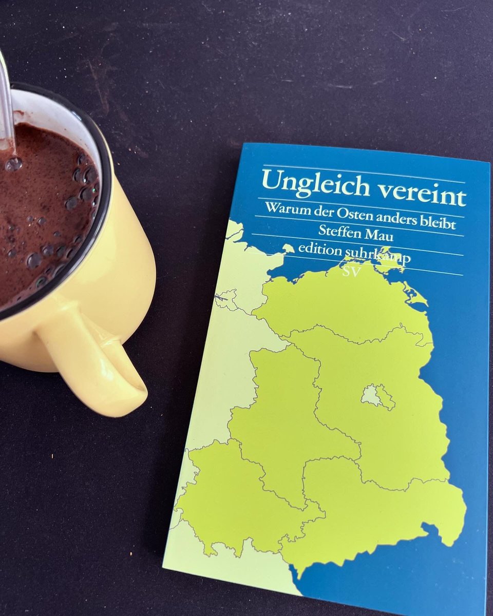 torsten_hesse's tweet photo. Hah, schon wieder dieser Ossikram. 😉
Mehr: https://t.co/yRDms78i8E
#lesesommer #sachbuch #steffenmau #suhrkamp #soziologie #ostdeutschland #demokratie #teilung #identität #gesellschaft #debatte #polbil #lesen #leselust #leseratte #bücher https://t.co/dmpUQQ4waM