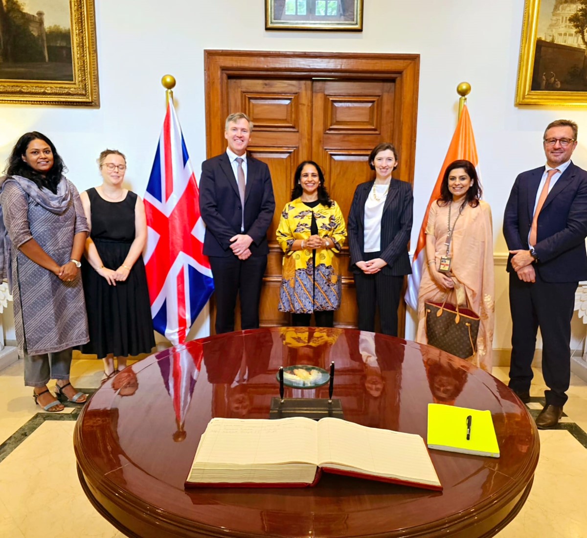 Shell_India's tweet photo. Tony Nunan, Chief of Staff and Head - Corporate Relations, Shell, met H.E. Ms. @Lindy_Cameron British High Commissioner to India and discussed Shell's investments in India, India UK bilateral relations, and strengthening future collaborations.
#ShellIndia #PoweringProgress https://t.co/uXlvZpDSnr