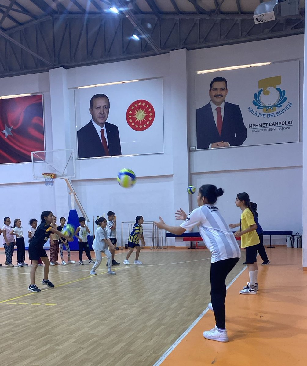 Sporun Kalbi Haliliye👍

📌7-14 yaş arası voleybol kursu.🤾

 📍Devteyşti Eyyüp Cenap Gülpınar Spor Salonu