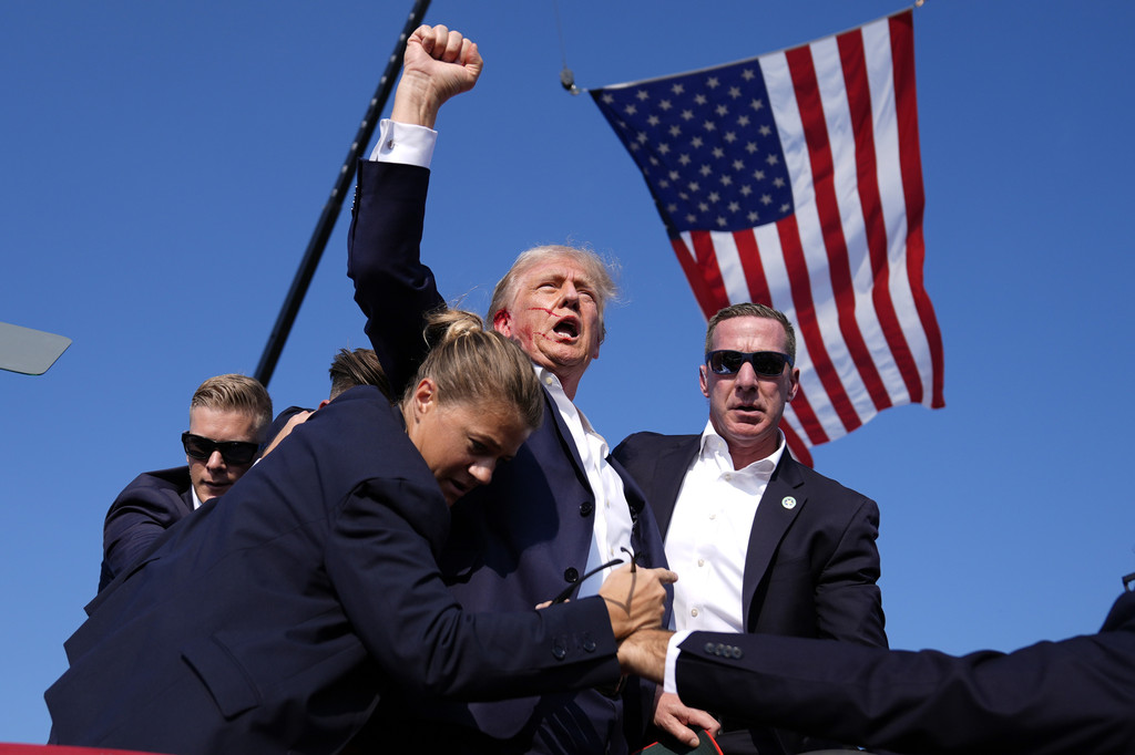 amanajp's tweet photo. ドナルド・トランプ氏の暗殺未遂事件を捉えたエヴァン・ヴッチによる写真が、数多くの専門家の議論の的となっています。歴史に残る瞬間を捉えたと言われるヴッチの写真について考察しました。
【amanaINSIGHTS】歴歴史的瞬間を捉えたトランプ元大統領銃撃写真についての考察 https://t.co/mmNbNLvuMV https://t.co/van7L7GxIc