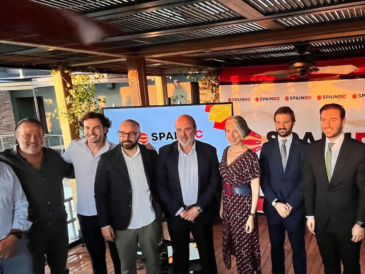 investinmadrid's tweet photo. 👉 Asistimos a la presentación de la Guía del Sector de Centros de Datos de #SPAINDC.
🔝 Un sector prioritario y estratégico para la @ComunidadMadrid en su agenda 2023-2027.
🗣️ Conversamos acerca de esta industria con Spain DC, Data 4, Huawei o Global Switch.
@socias_luis https://t.co/bjbb3lDNPr