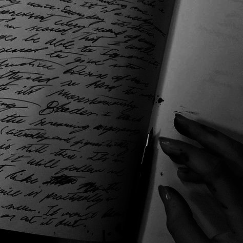 ᅠᅠ

Found her life's end at the broken tip of a pen.   

ᅠᅠ