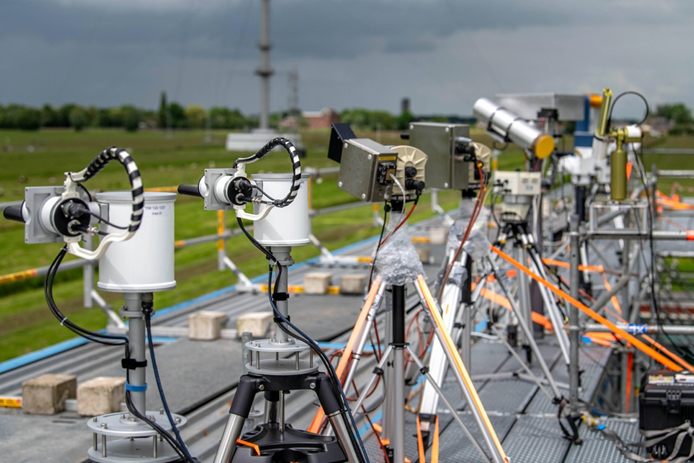 RuisdaelObserv's tweet photo. From 21-05 until 25-6, the 3rd Cabauw INtercomparison of UV-Vis DOAS Instruments (#CINDI-3) campaign took place in #Cabauw, NL. Over 100 people participated from 16 countries, operating 44 instruments, measuring #airpollution by remote sensing techniques: https://t.co/QLzrcWVFfl https://t.co/Kp1gCdCAYI