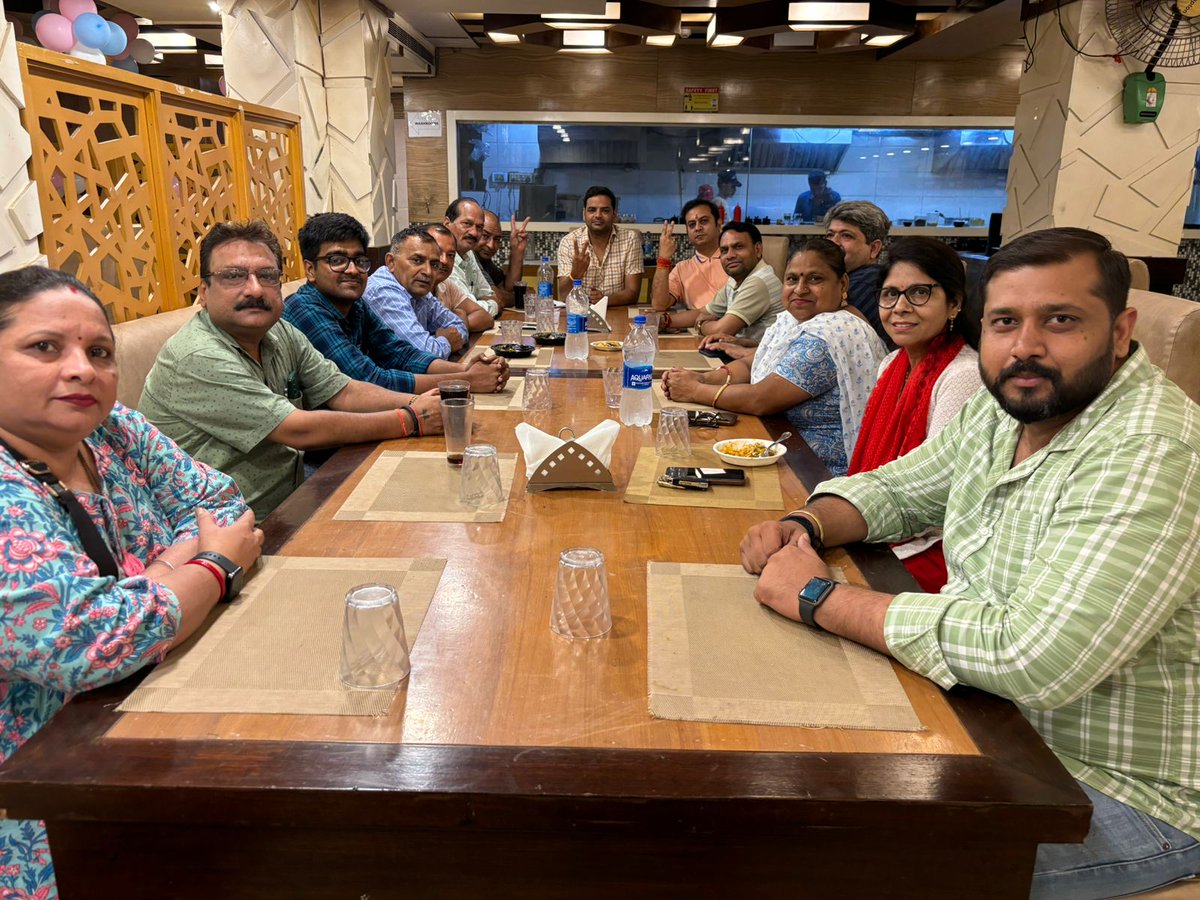 NamanAggarwal29's tweet photo. कल @BJPHRY4Sheetla भाजपा गुरुग्राम के मंडल अध्यक्ष @ParivartS ���ी की अध्यक्षता व मार्गदर्शन में मोर चौक, सिविल लाइंस स्थित कृष्णा रेस्टोरेंट में शीतला मंडल के सभी शक्ति केंद्र प्रमुखों व मोर्चा अध्यक्षों को लोकसभा चुनाव में शानदार कार्य करने हेतु मंडल अध्यक्ष जी की तरफ से प्रति भोज रखा गया, साथ ही आगामी हरियाणा विधानसभा चुनाव के लिए निर्धारित कार्यो व बूथ प्रवास के निमित्त सभी शक्तिकेंद्र प्रमुखों को आवश्यक दिशा-निर्देश दिए गए।*