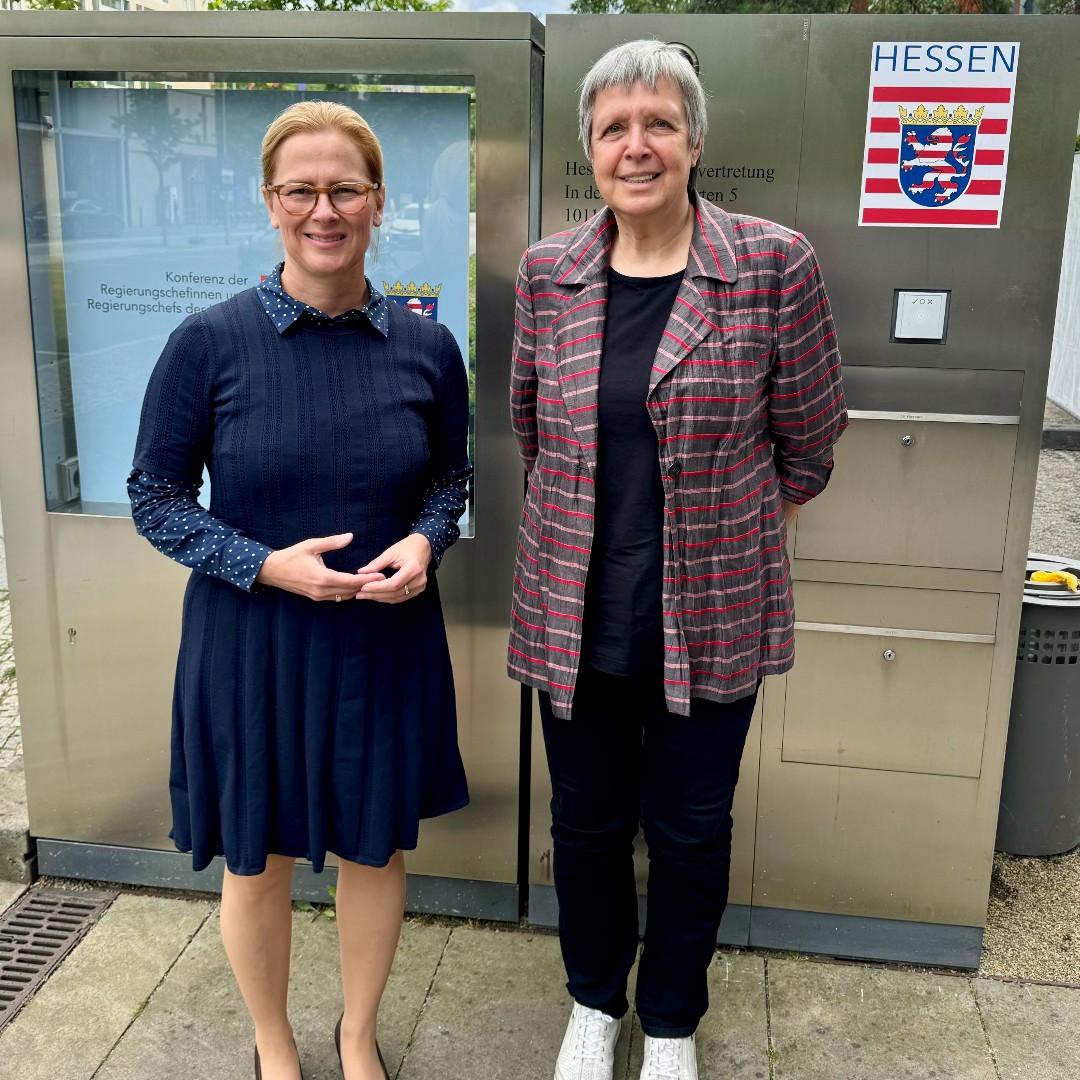 Letzte Woche traf die stellv. MGW-Geschäftsführerin Petra Gerstkamp auf die Schirmherrin des Landesausschusses für Müttergenesung in Hessen Tanja Raab-Rhein. Im Gespräch tauschten sie sich u. a. über die aktuellen Herausforderungen im Einsatz für Sorgearbeitende aus.