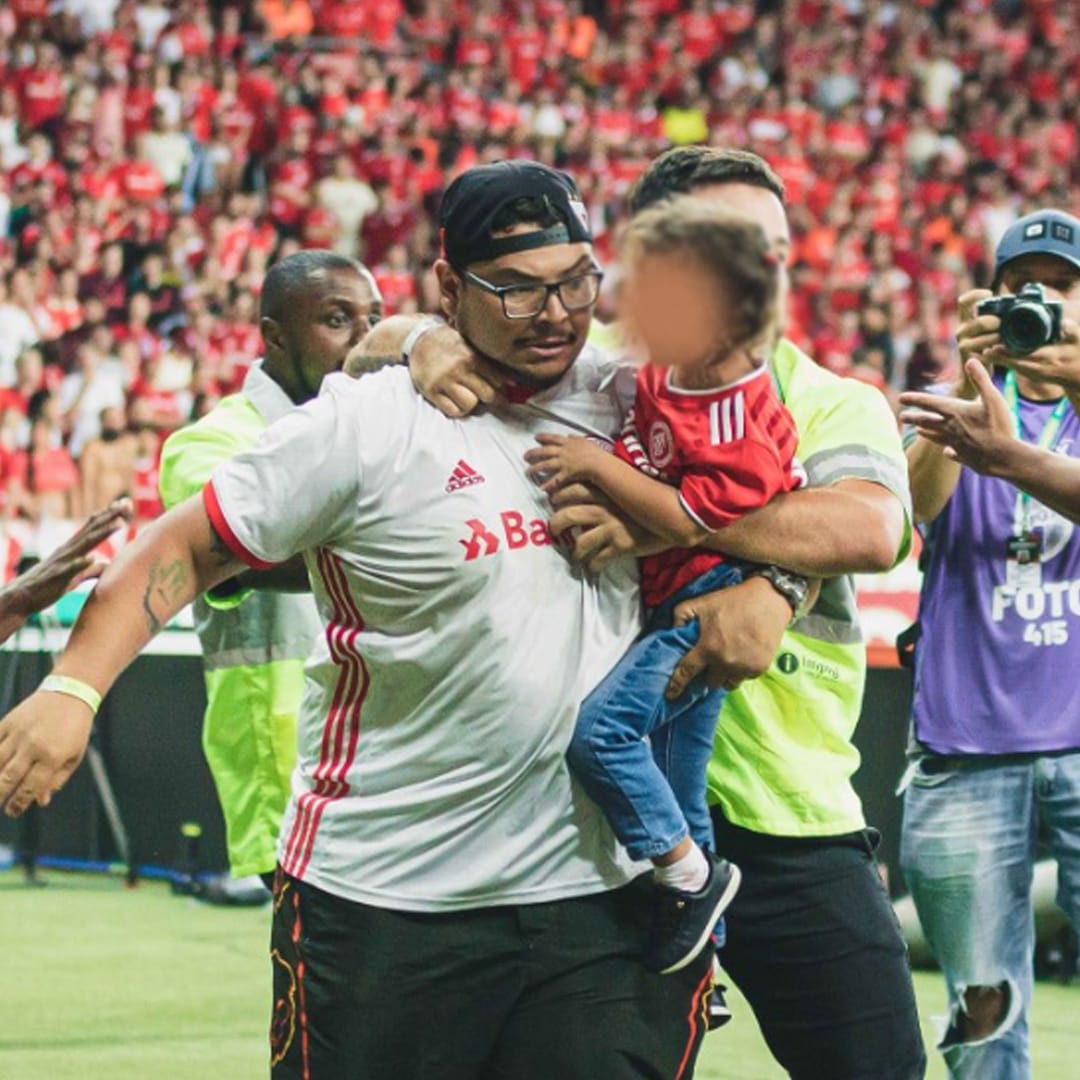_gremioimortal's tweet photo. CASOS "ISOLADOS" 01 - @jferrer17 
Atos de violência que são recorrentes por parte da torcida do Sport Club Internacional e que não são punidos (ou recebem punições brandas). Até quando? A impunidade incentiva o crime.

#gremio #GGI #grupogremioimortal #casosisolados #futebol https://t.co/CQ1yJp2I7a