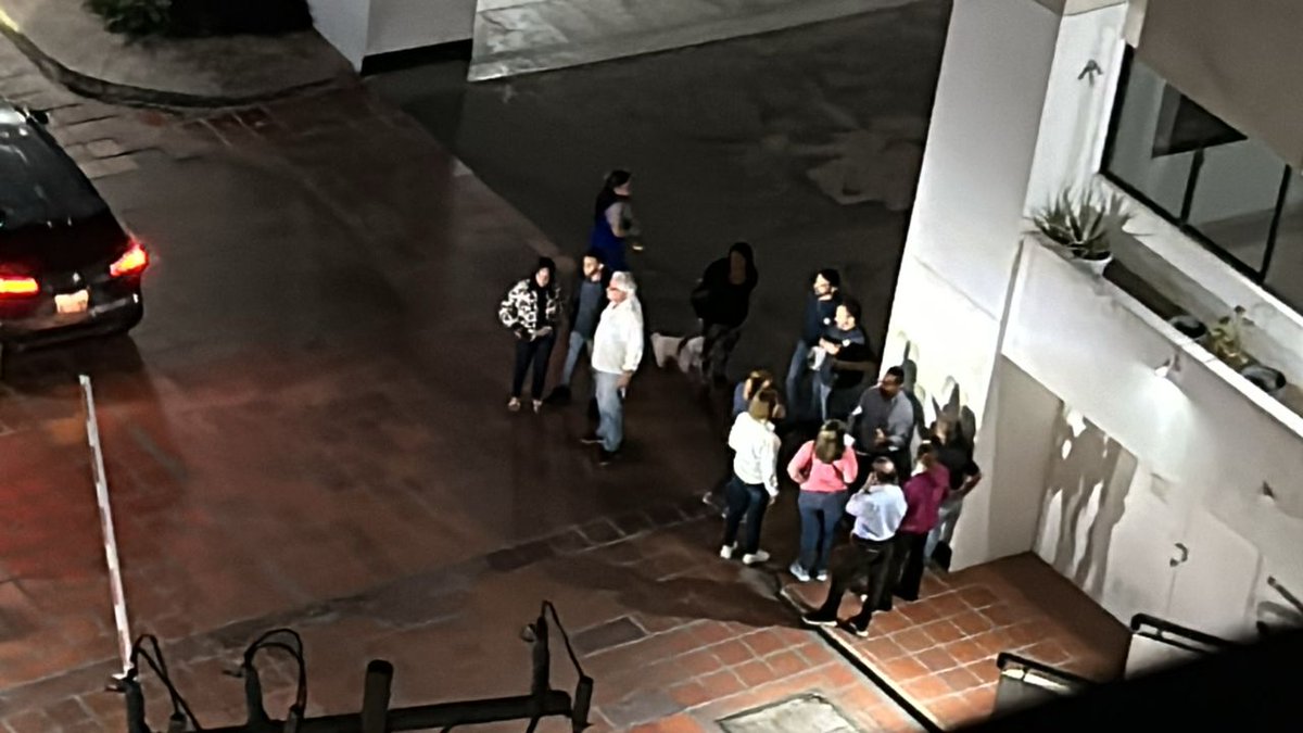 CigarralAccion's tweet photo. ¡Visita inesperada!
@Eliasayegh lleg�� sin previo aviso a #ElCigarral ayer en la tarde.Solo pasó por las Res. Club Cigarral,junto a Concejales,para consultar el Presupuesto
¿Qué opinan de esta visita sin notificación a la comunidad, ni la cortesía a la nueva JD de Asocigarral? https://t.co/moxWIKDb7I