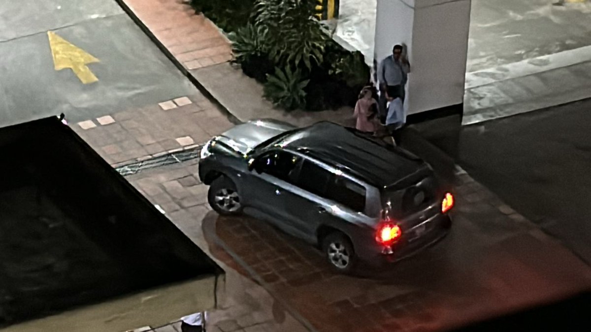 CigarralAccion's tweet photo. ¡Visita inesperada!
@Eliasayegh lleg�� sin previo aviso a #ElCigarral ayer en la tarde.Solo pasó por las Res. Club Cigarral,junto a Concejales,para consultar el Presupuesto
¿Qué opinan de esta visita sin notificación a la comunidad, ni la cortesía a la nueva JD de Asocigarral? https://t.co/moxWIKDb7I