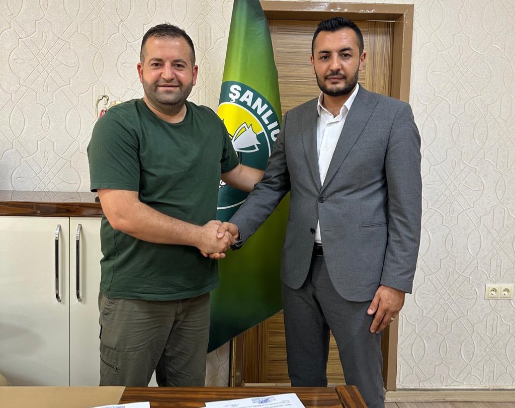 Sanliurfaspor's tweet photo. Kulübümüz, Ak Temizlik ile 2024-2025 futbol sezonu stadyumiçi reklam sözleşmesi ve A takım ile Altyapı tesislerimizin temizlik işleri sponsorluk sözleşmesi imzaladı. Sözleşmeyi Kulübümüz adına Reklam sorumlumuz İ. Halil Arıcı ile Ak Temizlik yetkilisi Abdullah Küçük imzaladı. https://t.co/cGBNiVePfi