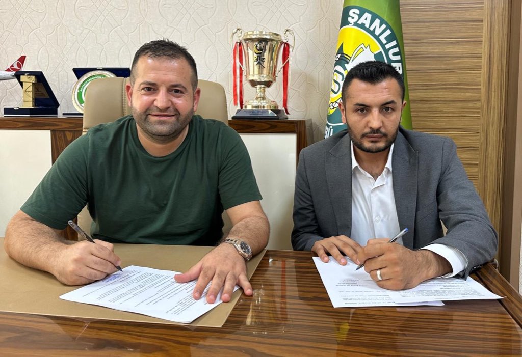 Sanliurfaspor's tweet photo. Kulübümüz, Ak Temizlik ile 2024-2025 futbol sezonu stadyumiçi reklam sözleşmesi ve A takım ile Altyapı tesislerimizin temizlik işleri sponsorluk sözleşmesi imzaladı. Sözleşmeyi Kulübümüz adına Reklam sorumlumuz İ. Halil Arıcı ile Ak Temizlik yetkilisi Abdullah Küçük imzaladı. https://t.co/cGBNiVePfi