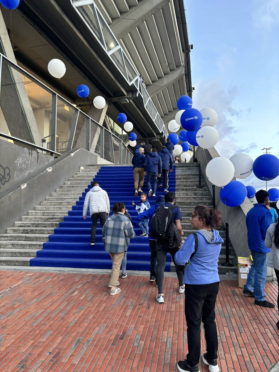 Yosmy04's tweet photo. Un toque de elegancia y reconocimiento para la hinchada del más grande @MillosFCoficial, gracias @AllianzCol 🔵⚪️ https://t.co/T9jbdljHG6