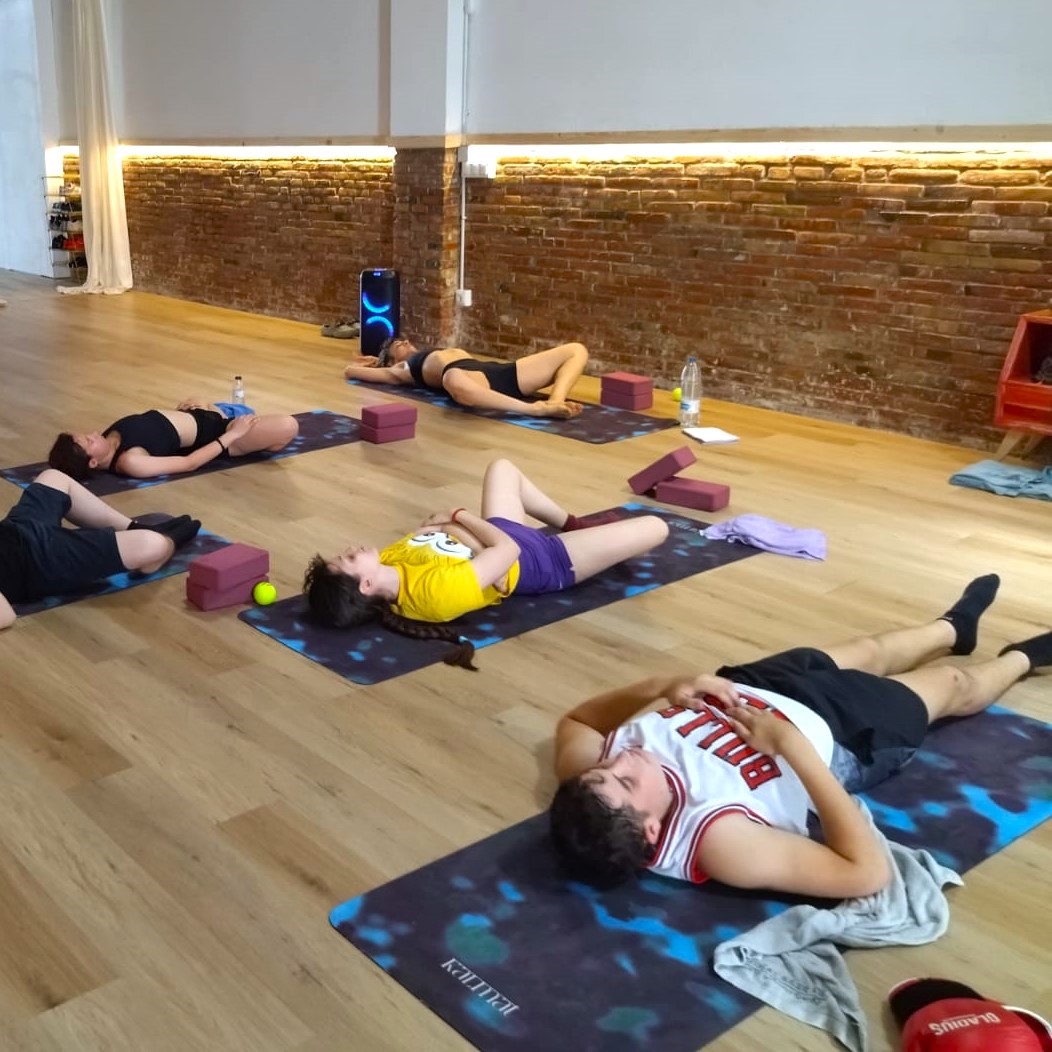 FEVillavecchia's tweet image. 🧘Sabies que combinar el #ioga i la #boxa té beneficis terapèutics? Joves atesos per la #FEVillavecchia i germans de pacients ho han experimentat. 🥊 S’aconsegueix alliberar tensions, reduir l’ansietat i millorar la força, la capacitat aeròbica i la coordinació de moviments.