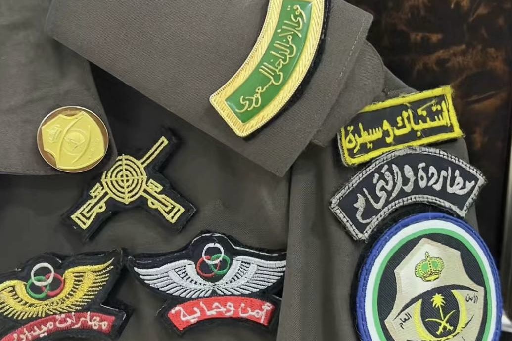 وقوي العزايم ما يهمه هوا نفسه
يسوق الطموح لغايته لين يدركها .