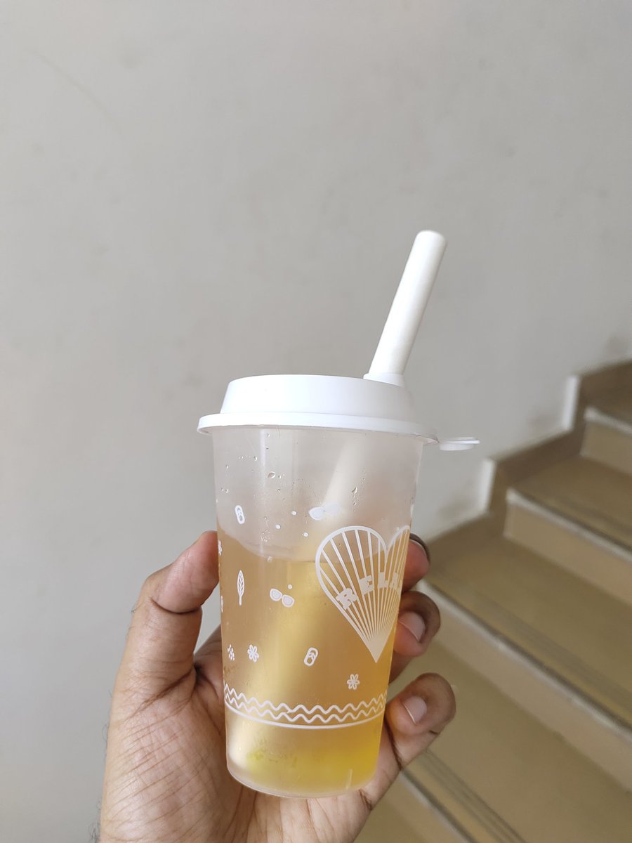 njsnghl's tweet photo. I paid @Chaayos Rs. 198 to try pop fizz drink 🍷 (what looked amazing in their promotion images). I got a small(est) glass full of ice, highly sweet sugar syrup (they call it no sugar added), 9 popping balls(only) &amp; 100 ml of soda 😔. I agree it's capitalism but this is Loot 😤 https://t.co/KTcsIYwILs