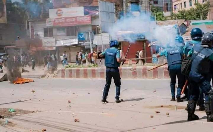 anonymousTA231's tweet photo. Police attacked the students of Dhaka University

#SaveBangladeshiStudents #SaveTheStudents #StudentsUnderAttack #quotareformmovement2024 #Bangladesh https://t.co/7QDxJiajP8