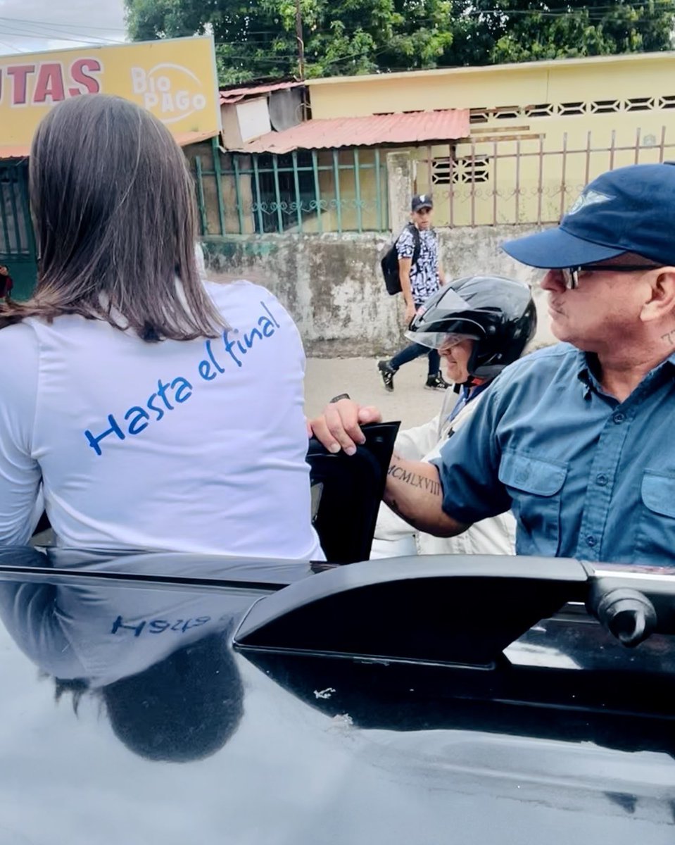 Milciades Ávila es parte de nuestro equipo desde hace 10 años, y hoy es el jefe de nuestra unidad de protección. Previamente tuvo una destacada trayectoria en la policía.
Ávila me ha acompañado alrededor de todo el país y ha arriesgado su vida para defenderme.

Esta madrugada fue