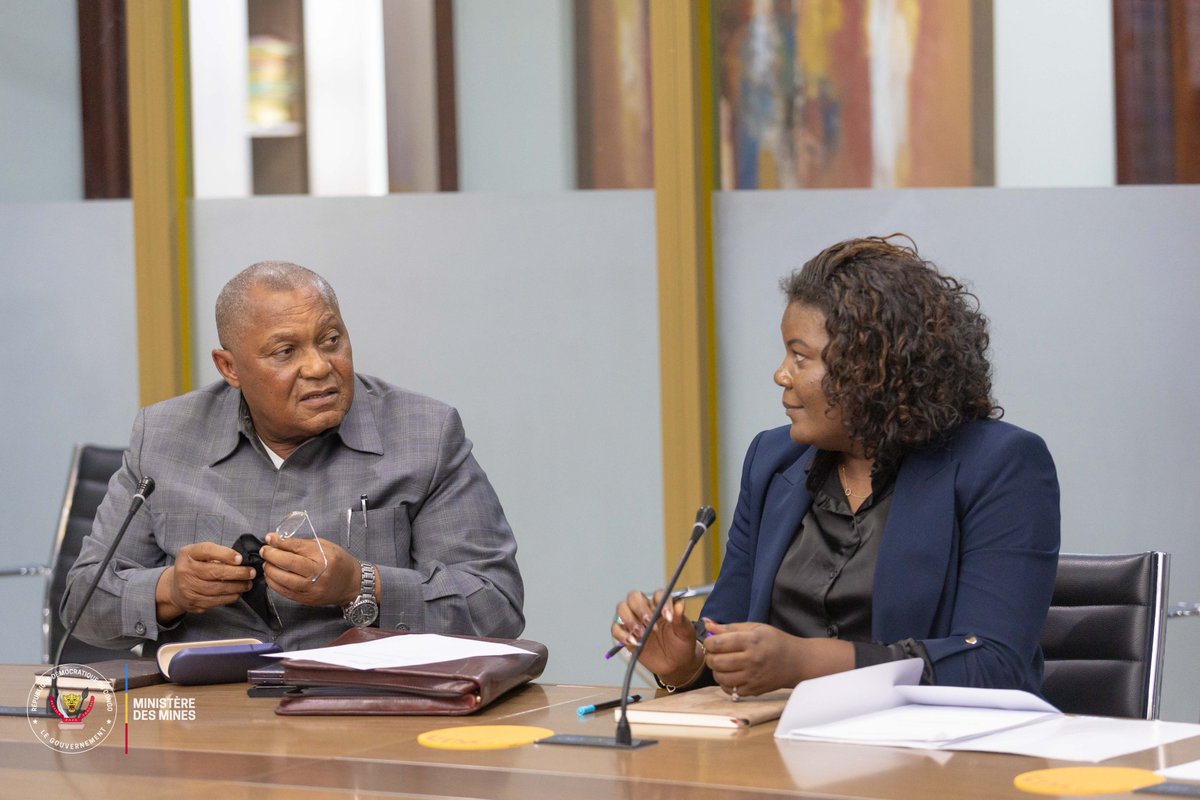 MinMinesRDC's tweet image. #RDC_MINES | 16.07.2024
Au cabinet du Ministère des Mines, SEM Kizito PAKABOMBA, a rencontré M. Claude Kabondo, DG de l'Autorité de Régulation et de Contrôle du Marché des Substances Minérales Stratégiques (ARCOMS). 

#CELLCOM