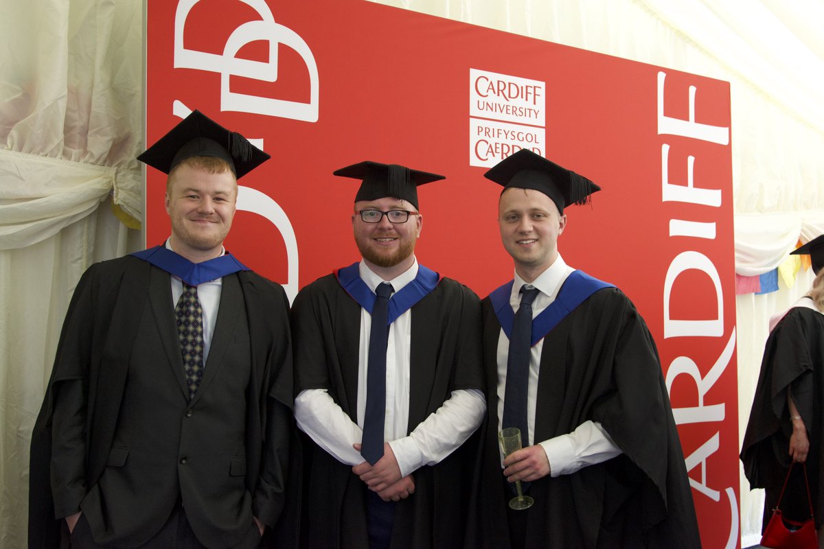 SamRPortillo's tweet image. Masters of Art (but journalism) 🎓🎓🎓

#CardiffGrad