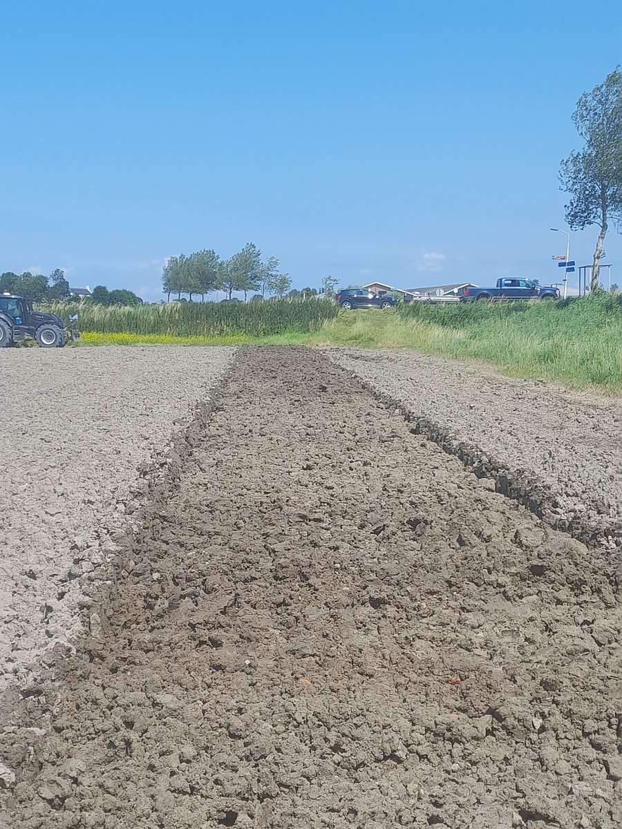 mschippers67's tweet photo. Eerste meters met de diepspitter van @ImantsBV . Paar cm dieper is goed te zien. Zware klei opmengen met zand https://t.co/oxKBS3O9ei