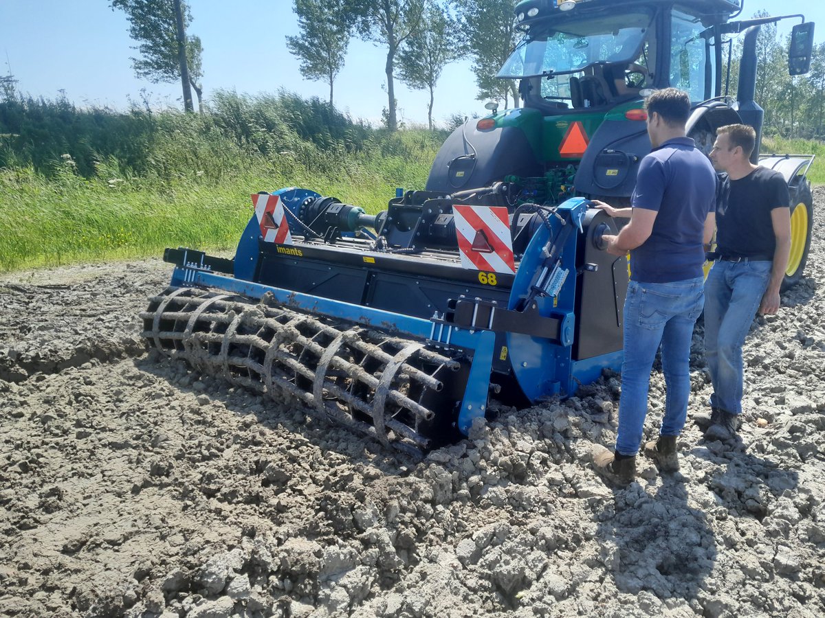 mschippers67's tweet photo. Eerste meters met de diepspitter van @ImantsBV . Paar cm dieper is goed te zien. Zware klei opmengen met zand https://t.co/oxKBS3O9ei