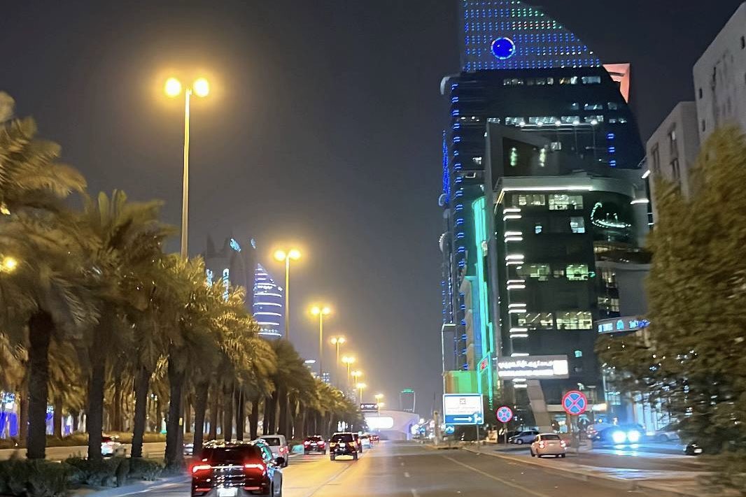 أنا لي ورا نجد العذيّه حشاشة جوف
لاهب الهوى من صوبها جيتها كليّ .