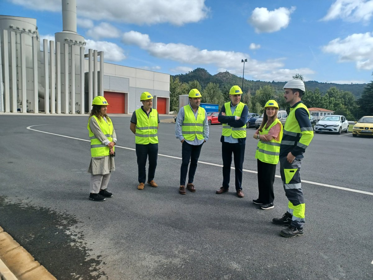 veolia_galicia's tweet photo. Na #Ecofactoría de @OurenseConcello recibimos ao vicerreitor do campus de Ourense da @uvigo e ao xerente do @CampusAugaUVigo para mostrarlles toda a nosa actividade innovadora da man do noso centro tecnolóxico @CETAQUA #Galicia. 👩‍🔬 https://t.co/gu78XotEsi