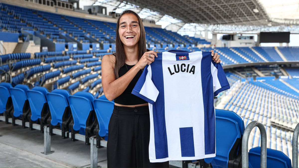 luciarh_24's tweet photo. Kaixo txuriurdines! Para mí es muy especial poder volver a vernos. Estoy muy ilusionada con volver a vestir estos colores y reencontrarnos pronto en Zubieta @realsociedadfem 💙 #AupaReal https://t.co/zXFoTZtUkQ