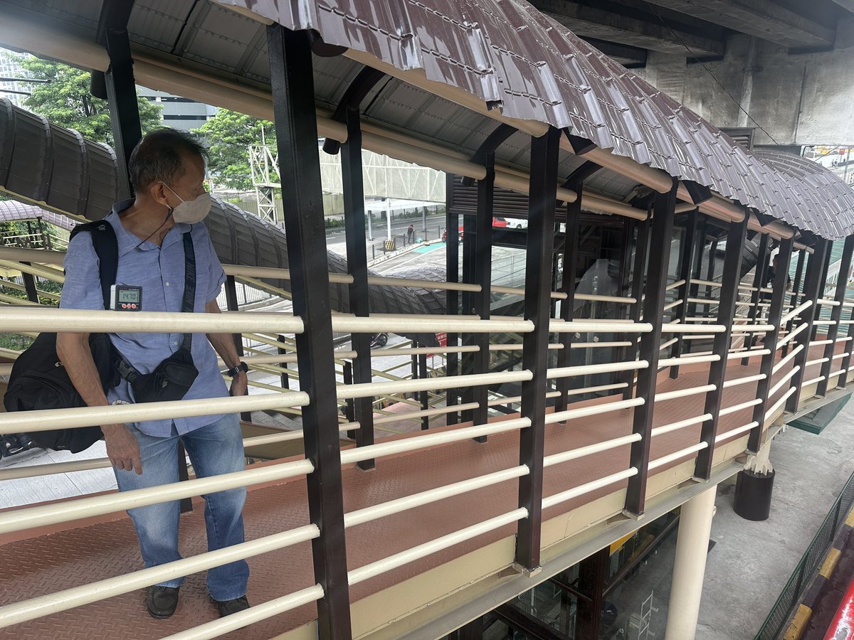 JonathanAndal_'s tweet photo. Hindi pasok sa itinakda ng batas ang anggulo ng rampa sa EDSA Busway PHILAM QC, ayon kay Arch. Armand Eustaquio ng United Architects of the Philippines.

1:12 gradient o 4.8 degrees ang sabi ng batas pero nang sukatin ng inclinometer, nasa 14.8 degrees ito o 1:4 gradient. https://t.co/DUDuFilFV8