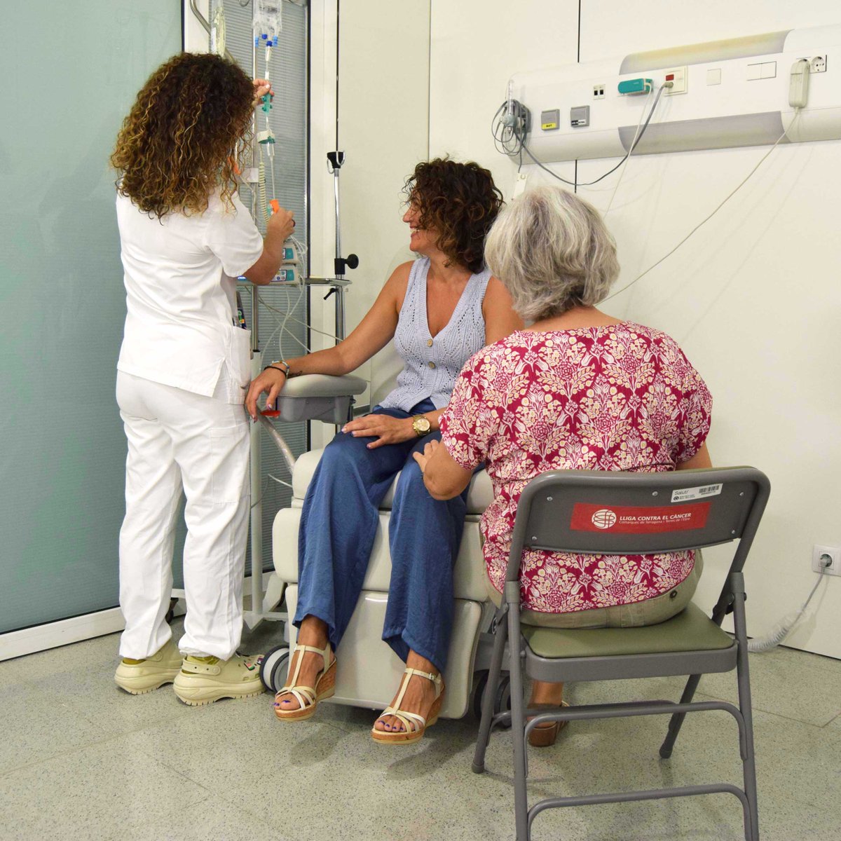 HospitalReus's tweet photo. La @LligaCancerTGN fa una donació 🥰 de 24 cadires a l'@HospitaReus per als acompanyants dels pacients que reben tractament a l'Hospital de dia d'Oncologia. 

🔗 https://t.co/Mi4uuOCRW4 https://t.co/s9kvqmiLSF
