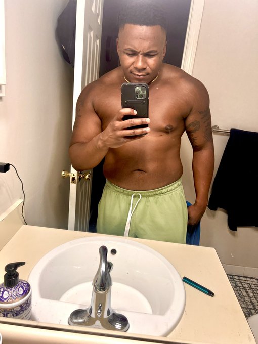 SUGAR BABY JB 🍼 - 2 pic. Don’t know if I want to keep this weight or go back to 215🤔 https://t.co/falWw0O8v0