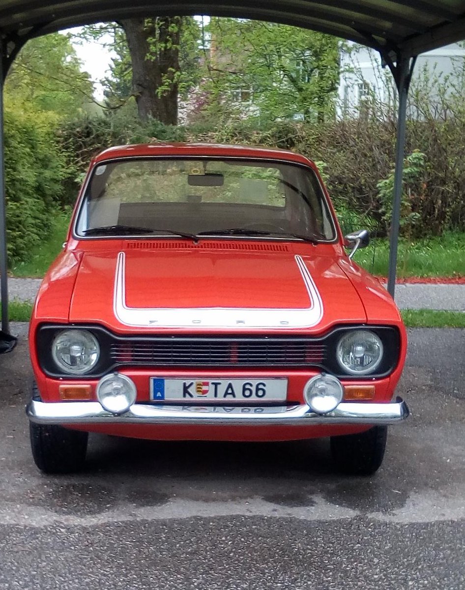 NicktheKid75's tweet photo. Una buona, vecchia Ford Escort, avvistata nei pressi del centro di Klagenfurt. https://t.co/kuvFnhSeeB