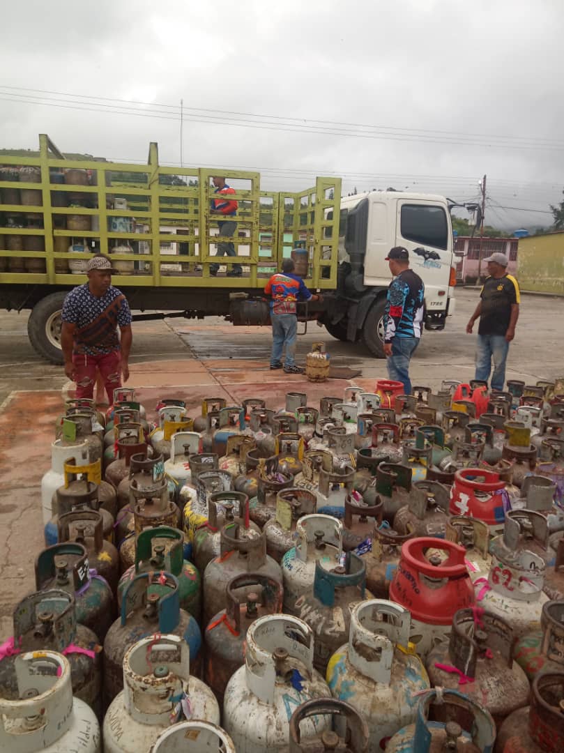 En cinco años nuestro crecimiento se refleja en consistente servicio en los 14 municipios de Carabobo, trabajo ininterrumpido, distribución eficiente, compromiso para respuestas efectivas. Ayer atendimos a 7.584 familias con 8.174 cilindros y atención de 31 .967 litros de granel