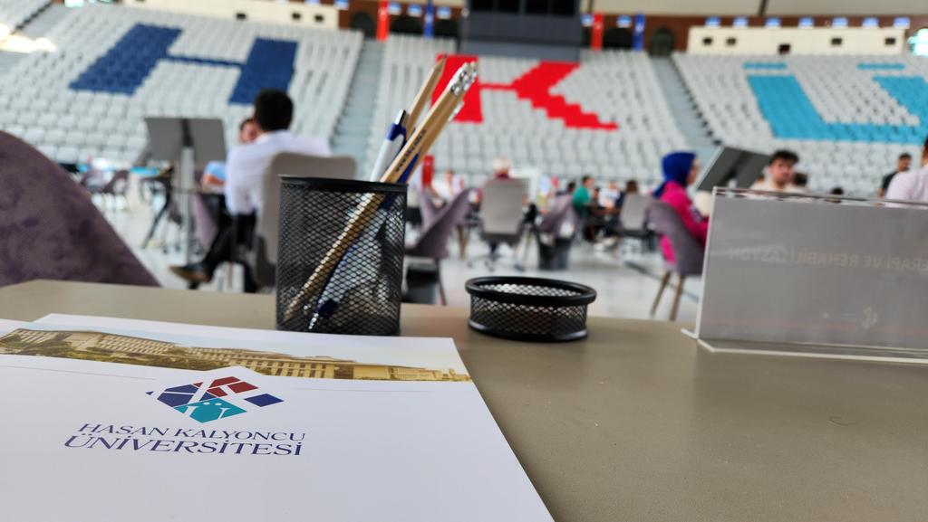 elifdokunlu's tweet photo. Tercih ve tanıtım günlerinde sizlerin heyecanını paylaşmaya devam ediyoruz. Üniversitemizi, bölümümüzü tanımak için sizleri kampüsümüze bekliyoruz. 
@hkunv @TurkayDereli @BayramlarKezban @serkan_usgu 
#yks24 #ykssonucları #tercih2024 #tercih #hku #ftr #osym https://t.co/EQbwHDt4uy
