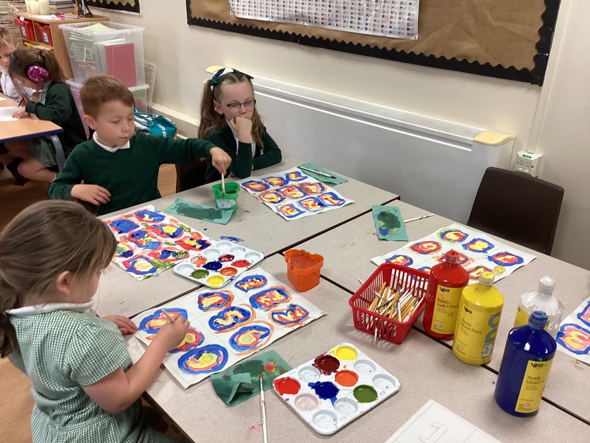 staidansbks1's tweet photo. #Y1 painted their own ‘Numbers in Colour’ paintings in the style of Jasper John, using primary and secondary colours #staidansbART https://t.co/vTNQIEAomV