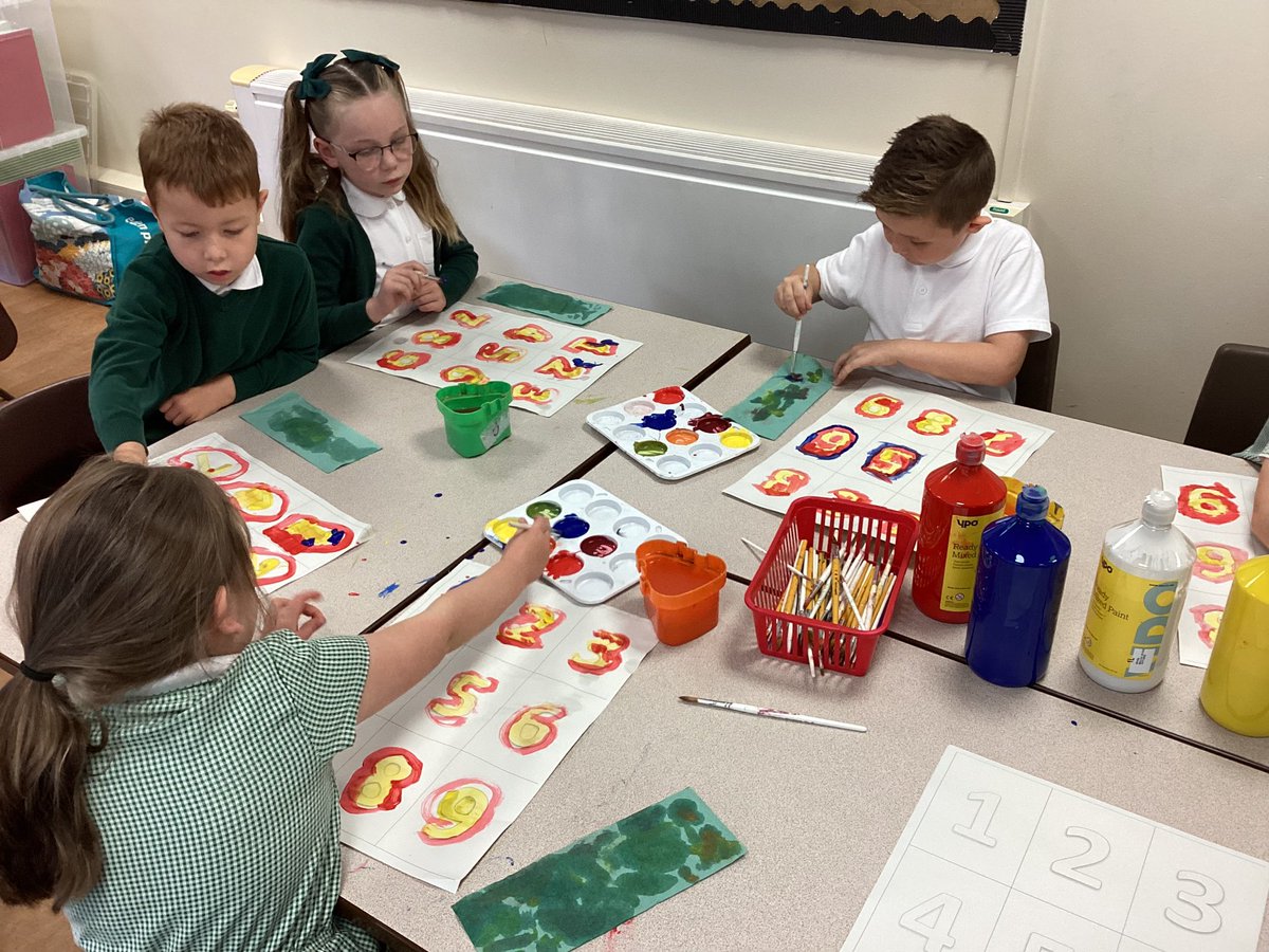 staidansbks1's tweet photo. #Y1 painted their own ‘Numbers in Colour’ paintings in the style of Jasper John, using primary and secondary colours #staidansbART https://t.co/vTNQIEAomV