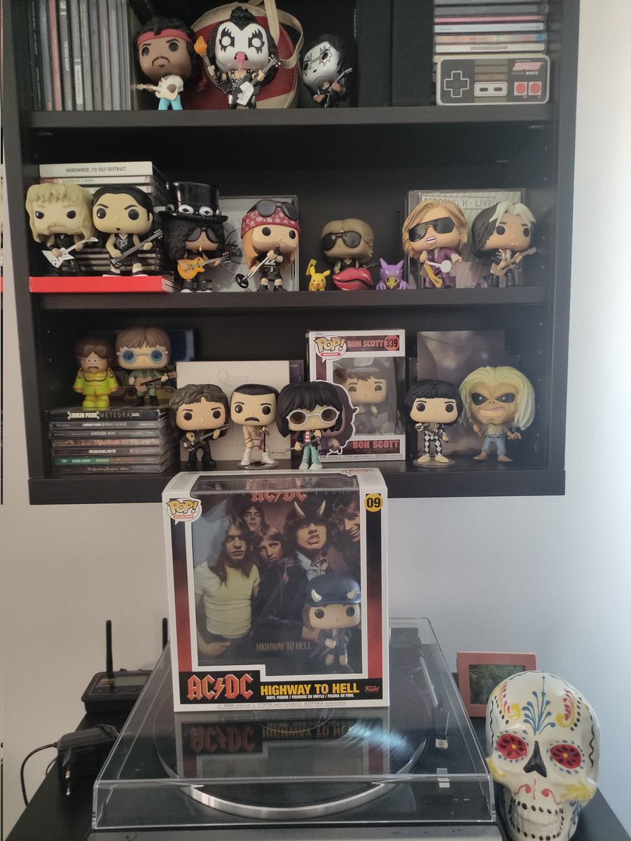 NeniLiso's tweet photo. Aumentando la colección, no me caben 🤣 necesito estanterías #funkopops #funkorocks #aerosmith #queen #gunsandroses #metallica #kiss #IronMaiden #jimmihendrix #Beatles #acdc #rockfm https://t.co/j1syOvXj8g