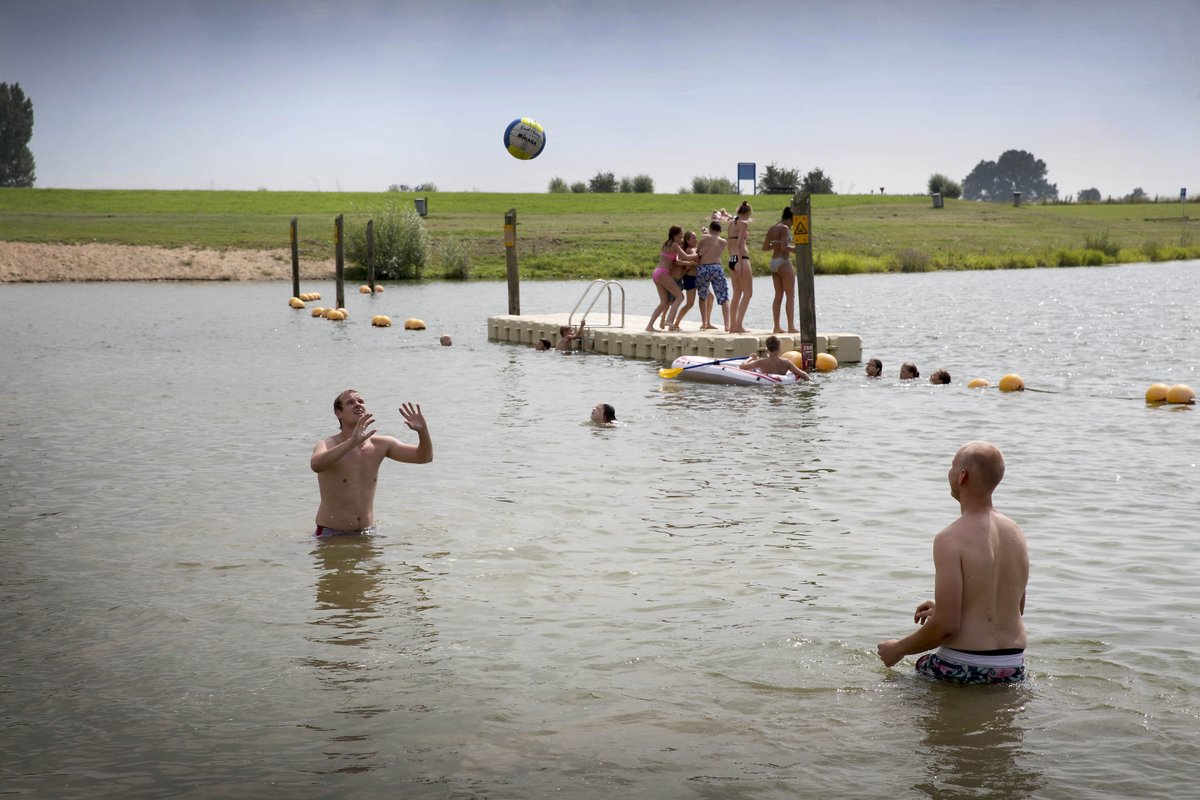 De temperaturen lopen deze week flink op. ☀️ Tijd voor een duik! Weet jij hoe je erachter komt of je veilig in natuurwater zwemt?

A.Ik kijk naar de kleur van het water. 
B.Ik vertrouw op de geur. 
C.Ik doe onderzoek: door zwemwater.nl te checken

#Woensdagweetje