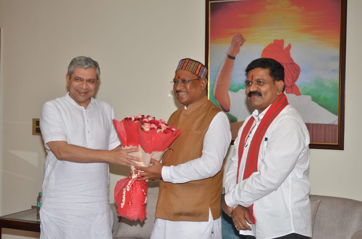 vishnudsai's tweet photo. आज नई दिल्ली में केंद्रीय रेल मंत्री श्री अश्विनी वैष्णव जी से मुलाकात हुई। छत्तीसगढ़ में अंबिकापुर-बरवाडीह, खरसिया-नया रायपुर-परमलकसा, रावघाट-जगदलपुर एवं धरमजयगढ़-पत्थलगांव-लोहरदगा रेल परियोजनाओं को जल्द से जल्द स्वीकृत किये जाने की दिशा में चर्चा हुई। जिस पर रेल मंत्री जी ने डीपीआर तैयार होने की जानकारी दी है। 

इस दौरान उप मुख्यमंत्री श्री विजय शर्मा जी मौजूद रहे।

@AshwiniVaishnaw 
@vijaysharmacg