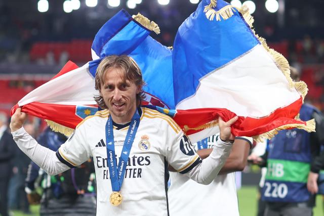 lequipe's tweet photo. Le Real Madrid a annoncé la prolongation d'un an du contrat de Luka Modric, son meneur de jeu croate, qui restera donc chez les champions d'Europe au moins jusqu'en juin 2025. https://t.co/a5VZM7q8In https://t.co/agK0uGjHlx
