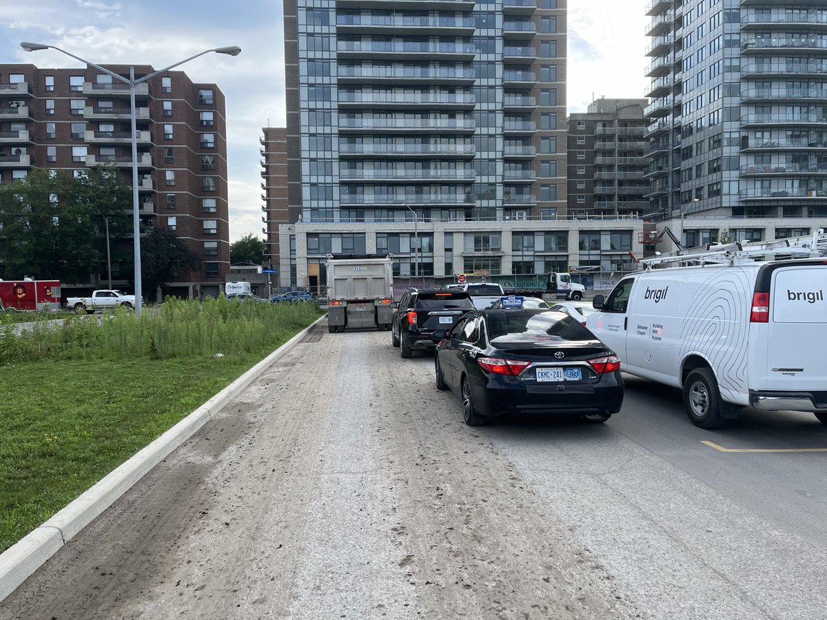 TFW drivers on Parkdale consistently block the intersection with Columbine, compounded by construction trucks and LRT replacement buses #ottbike