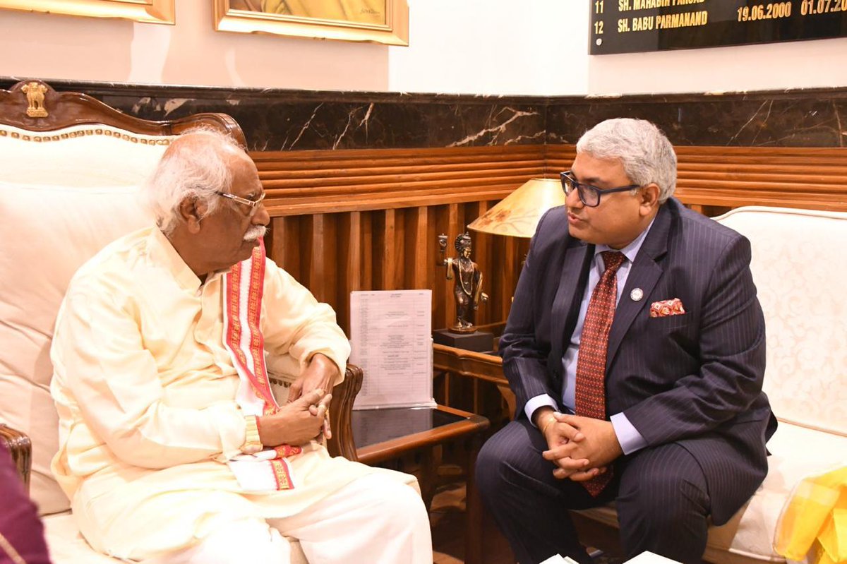 JindalGlobalUNI's tweet photo. Prof. Dabiru Sridhar Patnaik, Registrar, JGU met the Hon'ble Haryana Governor Shri @Dattatreya in Chandigarh for a comprehensive & extensive discussion about outstanding recognitions and rankings achieved by #JGU. The Hon’ble Governor was presented with a memento commemorating @JindalGLS as India’s No. 1 school and was apprised of the University's progress in #HigherEducation and future plans.