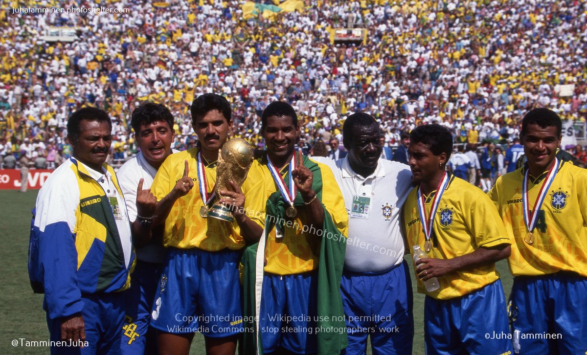 Porque será que o Nocaute Jack estava com essa cara num momento desses 🤔🧐 Já o Luizão estava mais relaxado 🥰  #WorldCup1994 #USA94 #NocauteJack #Luizao <a href="/RicardoRocha94/">Ricardo Rocha</a> <a href="/RomarioOnze/">Romário</a> <a href="/officialcafu/">Cafu</a>