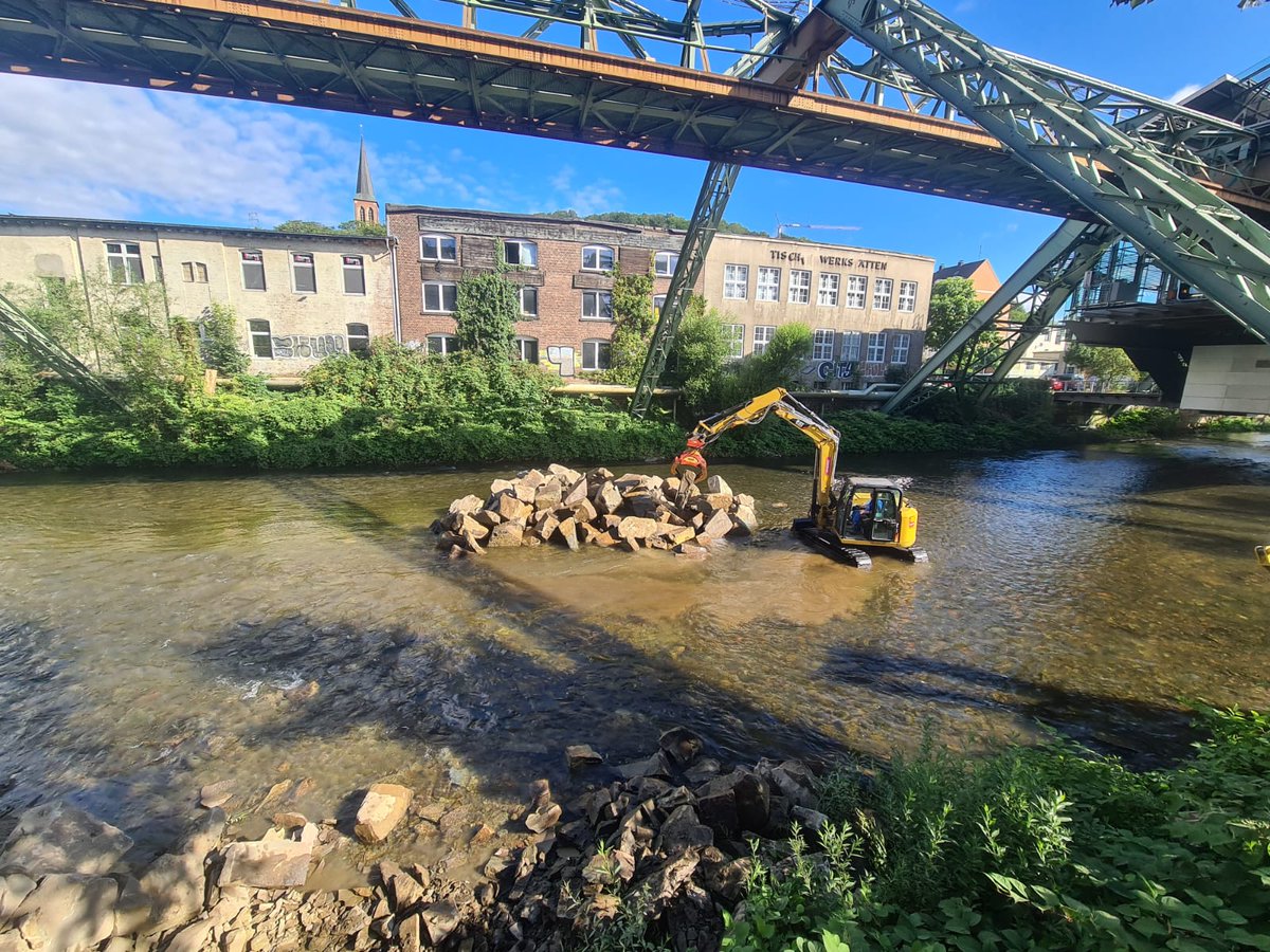 stadt_wuppertal's tweet photo. Die #Wupper-Renaturierung geht voran! Der @Wupperverband hat den 700 m langen Abschnitt zwischen Ohligsmühle und Brücke Tannenbergstraße fertiggestellt. Jetzt geht es weiter im 600 m langen Gewässerabschnitt zwischen Bayerwerk und Brücke Kabelstraße. 🌊➡️https://t.co/W9tgtftkly https://t.co/AMagSOjW4w