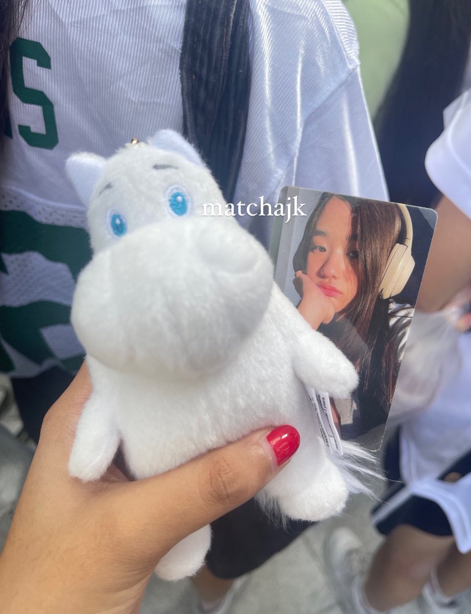 MATCHAJK's tweet image. TU SIGNED MY PC 🥹🥹🥹 &amp;lt;33 SHES SO GORGEOUS IRL OMG AND SHE TOOK MY MOOMIN KEYCHAIN ☹️☹️☹️ LOVE HER SO SO MUCH