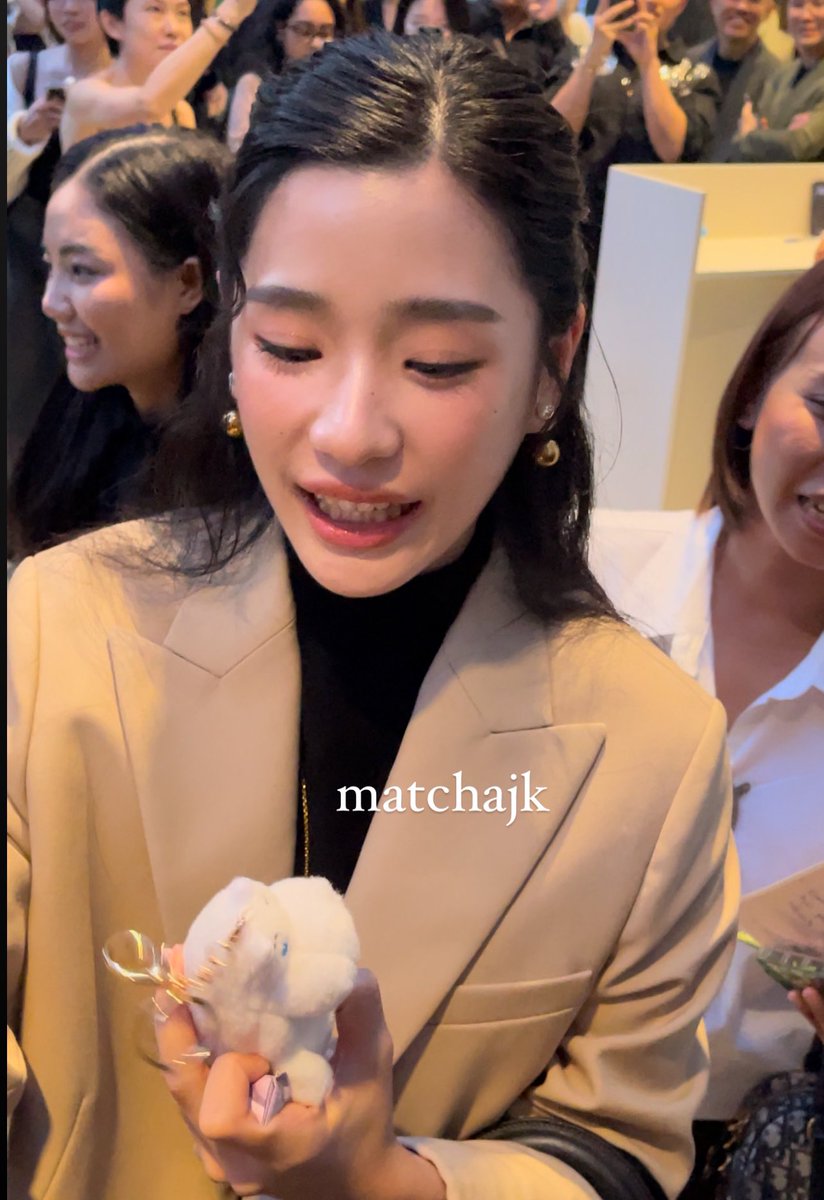 MATCHAJK's tweet image. TU SIGNED MY PC 🥹🥹🥹 &amp;lt;33 SHES SO GORGEOUS IRL OMG AND SHE TOOK MY MOOMIN KEYCHAIN ☹️☹️☹️ LOVE HER SO SO MUCH