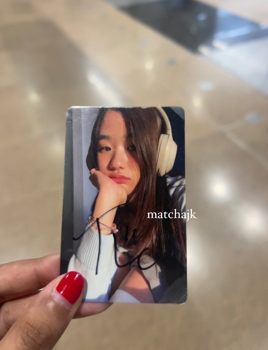 MATCHAJK's tweet image. TU SIGNED MY PC 🥹🥹🥹 &amp;lt;33 SHES SO GORGEOUS IRL OMG AND SHE TOOK MY MOOMIN KEYCHAIN ☹️☹️☹️ LOVE HER SO SO MUCH