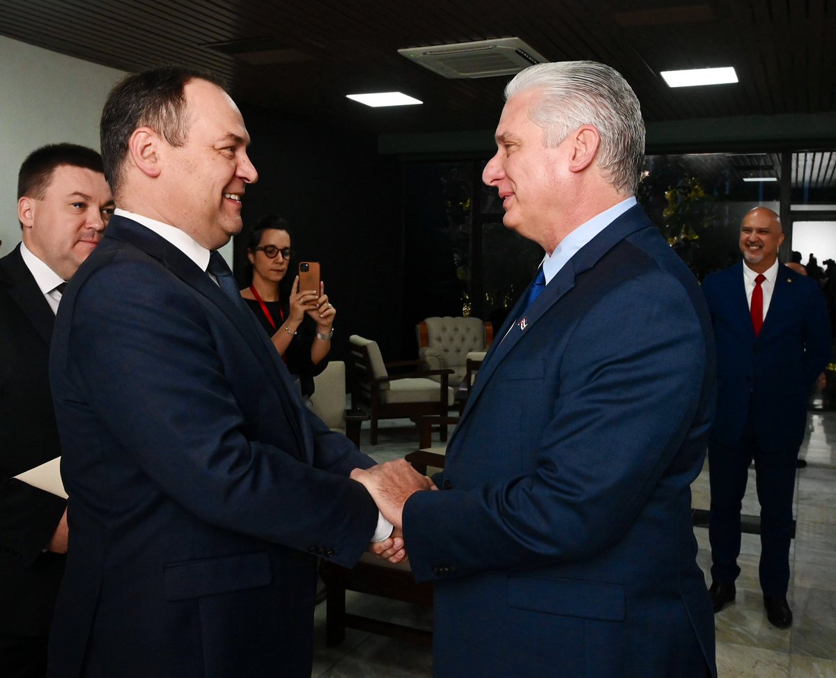 PresidenciaCuba's tweet photo. 🇨🇺| El presidente @DiazCanelB recibió hoy en el Palacio de Convenciones, de La Habana, al primer ministro de Belarús, Román Golóvchenko, quien realiza una visita oficial a #Cuba. https://t.co/MnpxPNBJak
